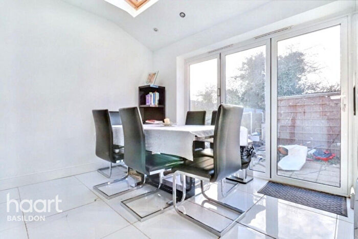 3 Bedroom Terraced House For Sale In Passingham Avenue, Billericay, CM11