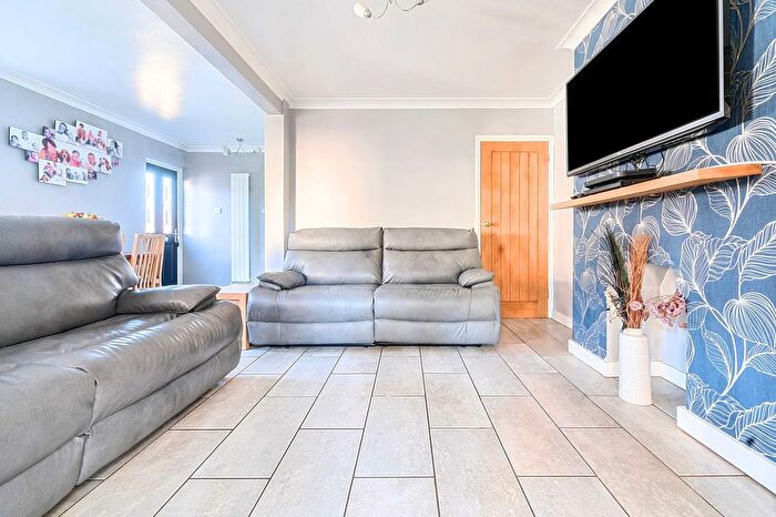 2 Bedroom Semi-detached House For Sale In Sandymount Avenue, North Bersted, PO22