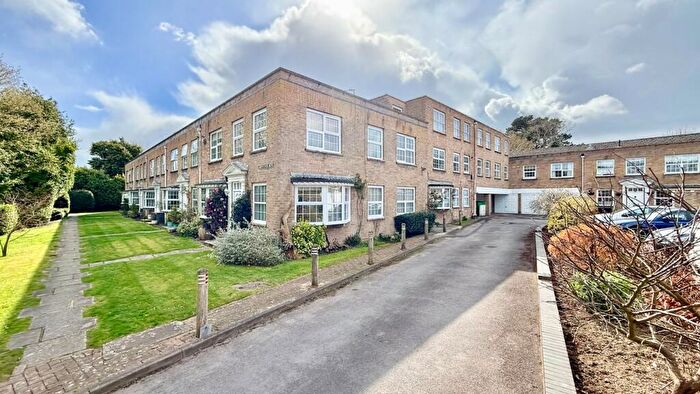 2 Bedroom Flat For Sale In Grosvenor Mews, Lymington, SO41