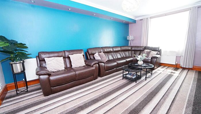5 Bedroom Semi-Detached House For Sale In Fourth Avenue, Killinghall, Bradford, BD3