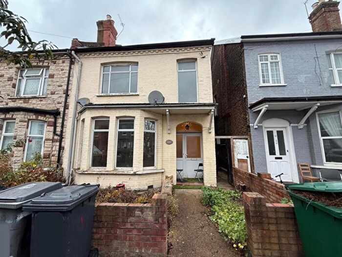 4 Bedroom Semi Detached House To Rent In Yew Grove, London, NW2