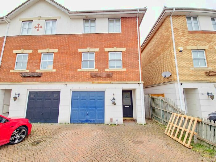 4 Bedroom End Of Terrace House To Rent In Bancroft Chase, Hornchurch, RM12