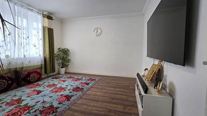 3 Bedroom Flat To Rent In Eastern Avenue, Ilford, IG2