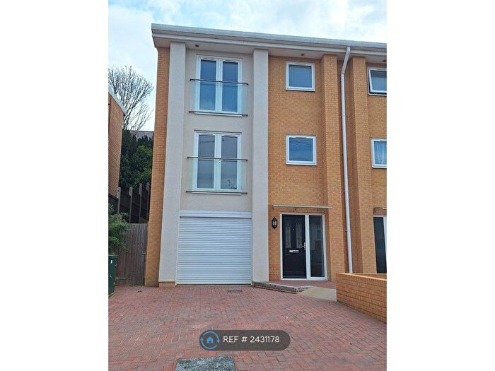 3 Bedroom Semi-Detached House To Rent In King Edward Road, Chatham, ME4