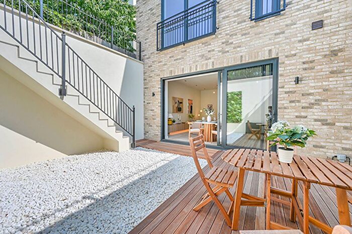 3 Bedroom Flat To Rent In Creswick Road, Acton, W3