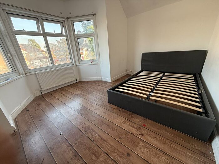 1 Bedroom Flat To Rent In Hanworth Road, Hounslow, Greater London, TW4
