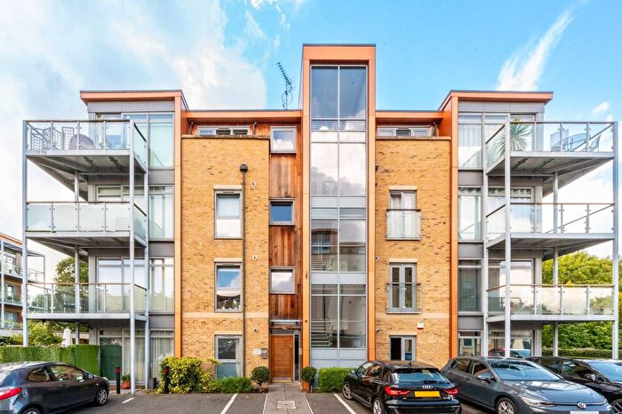 2 Bedroom Flat For Sale In Southcott Road, Teddington, TW11