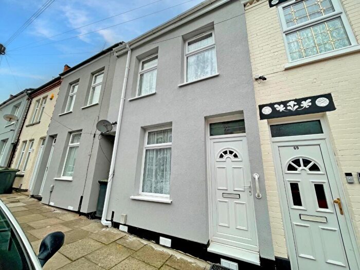3 Bedroom Terraced House For Sale In Warwick Road West, Luton, Bedfordshire, LU4