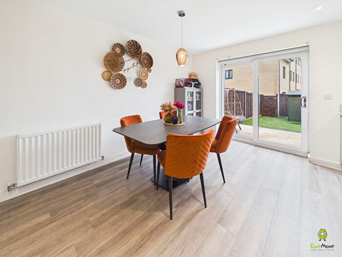 4 Bedroom Town House For Sale In Fairlawn Crescent, Greenhithe, Kent, DA9