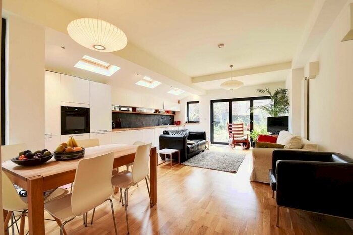 2 Bedroom Ground Flat To Rent In Mayfield Road, Crouch End, N8