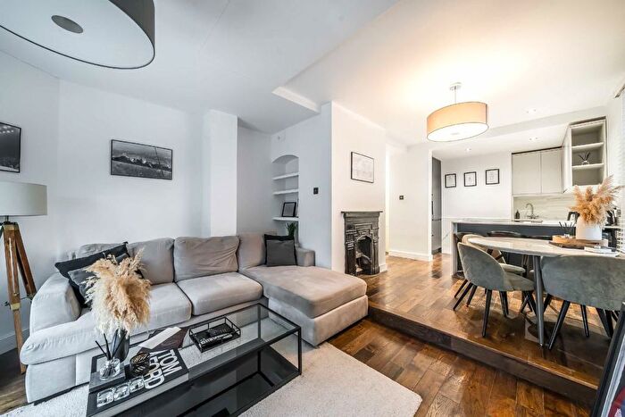 2 Bedroom Flat To Rent In Mantilla Road, London, SW17