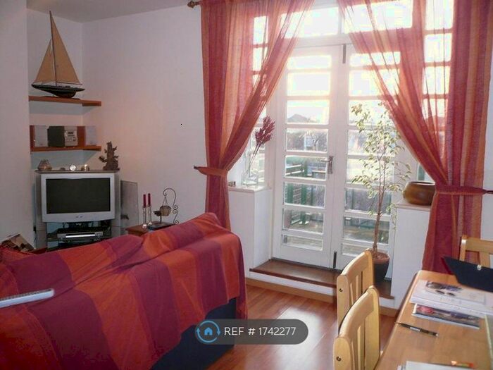 2 Bedroom Maisonette To Rent In Timbrell Place, London, SE16