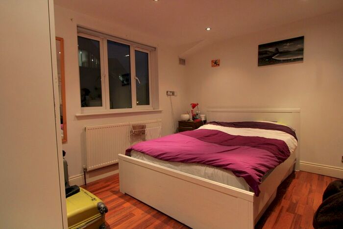 3 Bedroom Flat To Rent In Gauden Road, Clapham SW4