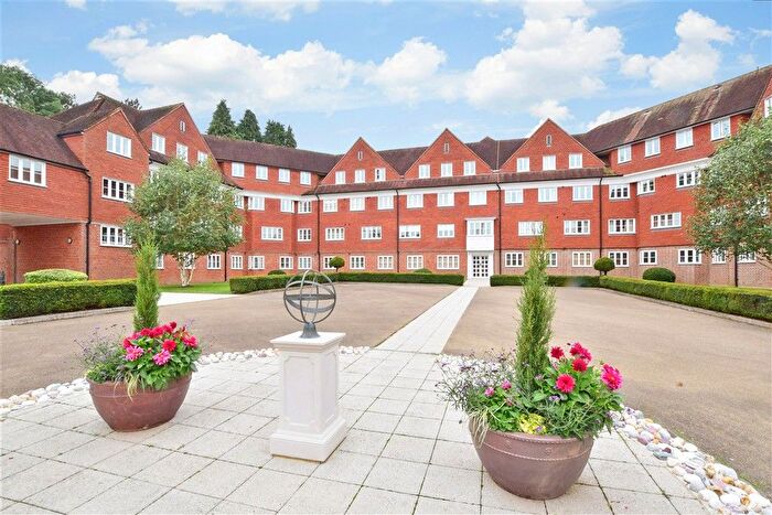 2 Bedroom Flat For Sale In Elizabeth Drive, Banstead, Surrey, SM7