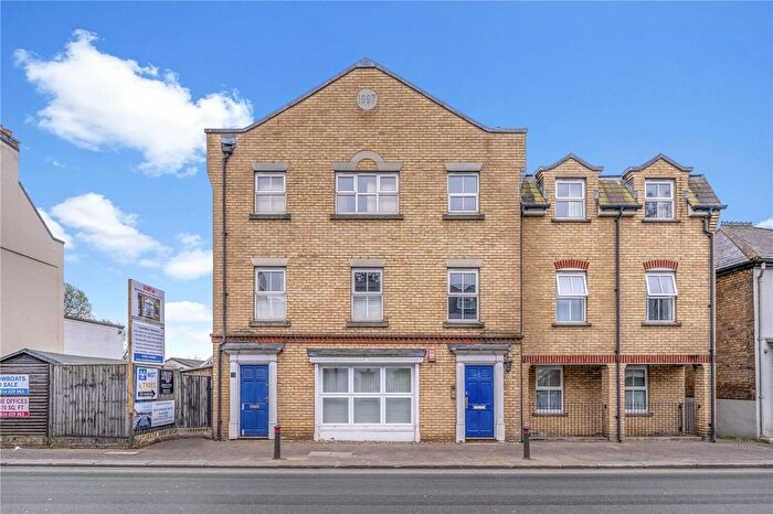 2 Bedroom Flat For Sale In Thames Street, Hampton, TW12