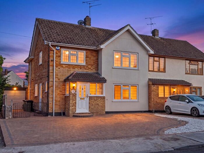 3 Bedroom Semi-Detached House For Sale In Sandown Road, Benfleet, SS7