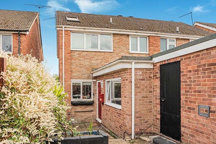 4 Bedroom Semi-detached House For Sale In Alder Close, Alton, Hampshire, GU34