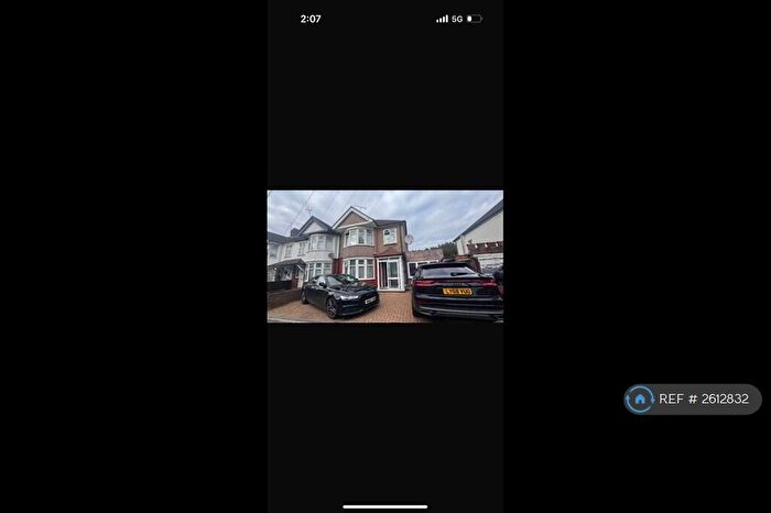 4 Bedroom Semi-Detached House To Rent In Royestone Gardens, IG1