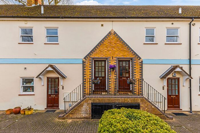 1 Bedroom Flat For Sale In Quadrangle Mews, Stanmore, HA7