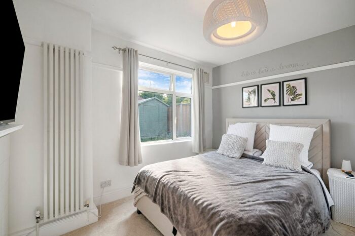 3 Bedroom Flat To Rent In Tilehurst Road, Earlsfield, SW18