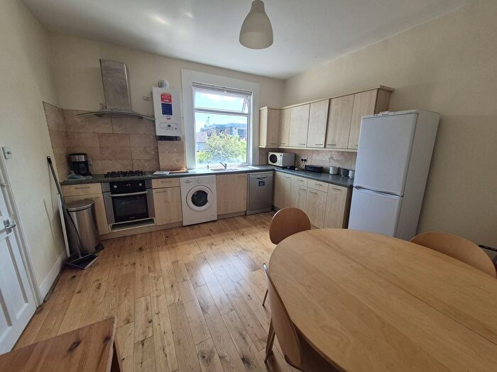 3 Bedroom Flat To Rent In Park Road, London, N11