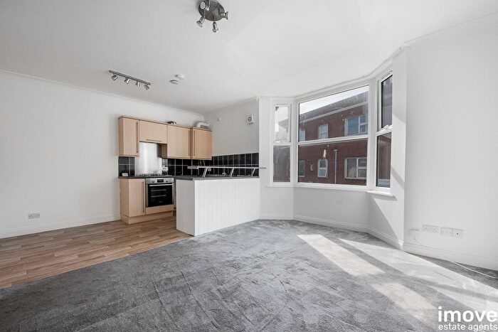 2 Bedroom Flat To Rent In Church Street, Paignton, TQ3