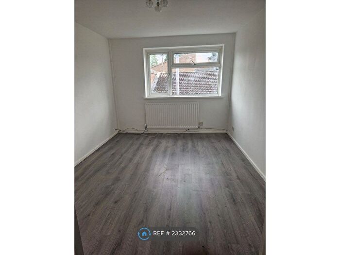 3 Bedroom Flat To Rent In Randolph Close, Leamington Spa, CV31