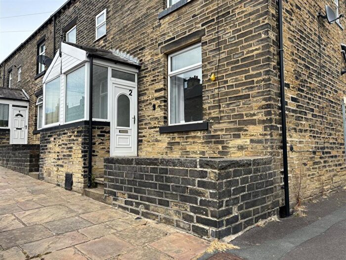 3 Bedroom End Of Terrace House To Rent In Woodside Crescent, Halifax, HX3