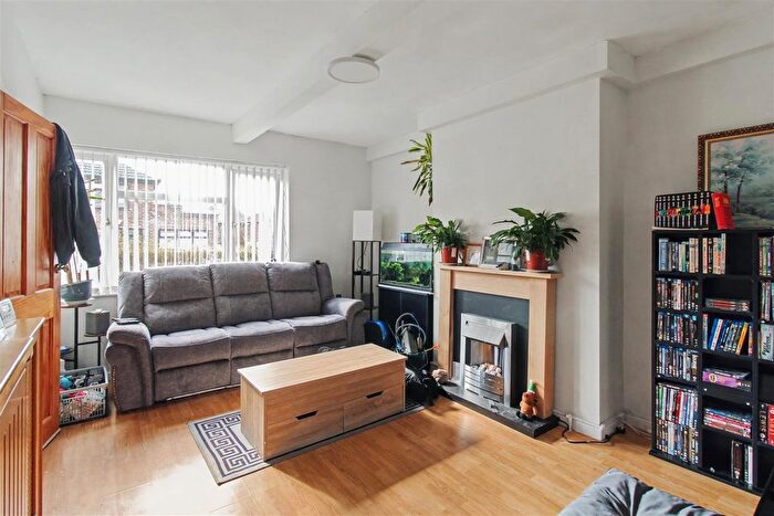 3 Bedroom Semi Detached House To Rent In Bramcote Avenue, Beeston, Nottingham, NG9