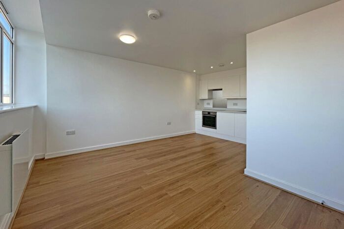 1 Bedroom Flat For Sale In East Street, Epsom, KT17