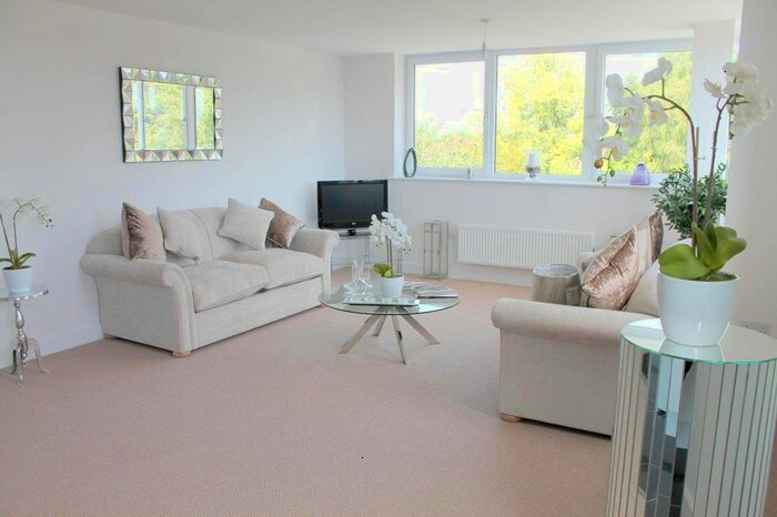 2 Bedroom Flat To Rent In Cantelupe Road, East Grinstead, RH19