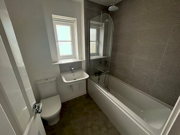 3 Bedroom House To Rent In Sparrowhawk Crescent, Northampton, NN4