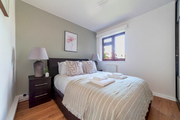 2 Bedroom Flat To Rent In Castlebar Road, Ealing, W5
