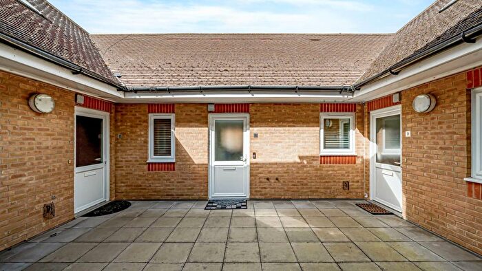 1 Bedroom Flat For Sale In Jackson Close, Slough, SL3