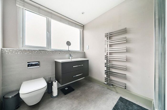 1 Bedroom Flat To Rent In High Street, Bovingdon, Hemel Hempstead, Hertfordshire, HP3