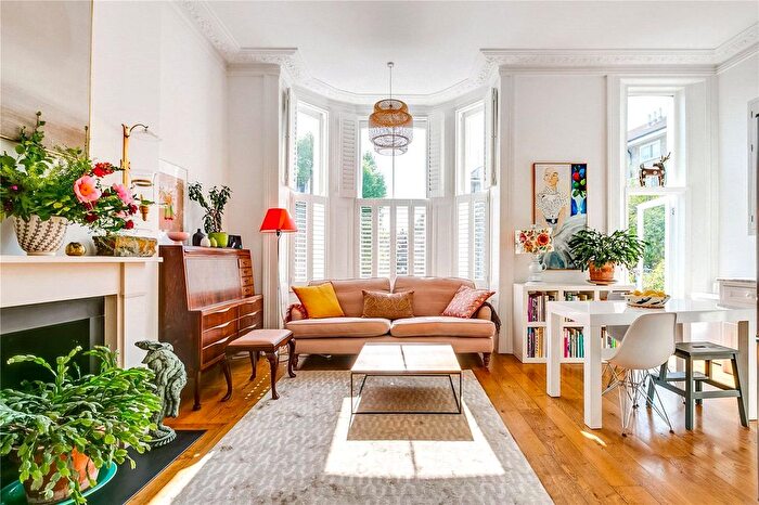 2 Bedroom Flat To Rent In Powis Gardens, London, W11