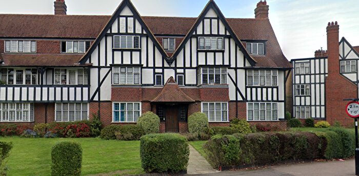 2 Bedroom Flat To Rent In Queens Drive, London, W3