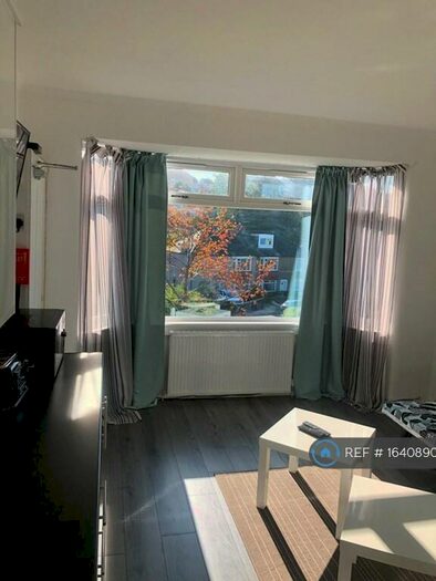 5 Bedroom Flat To Rent In Sighthill Crescent, Edinburgh, EH11