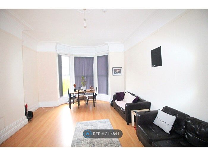 2 Bedroom Flat To Rent In Kelso Road, Leeds, LS2