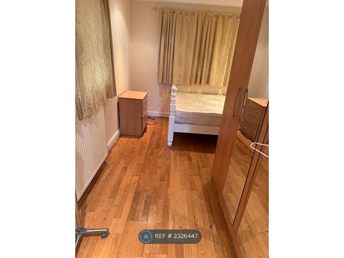 1 Bedroom Semi-Detached House To Rent In Barton Close, London, NW4