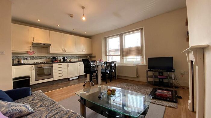 2 Bedroom Flat To Rent In Grove Park Terrace, Bristol, BS16
