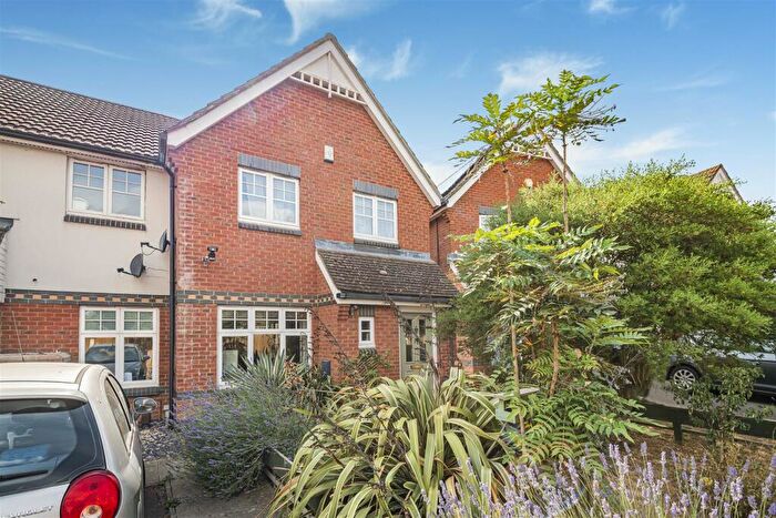 3 Bedroom End Of Terrace House For Sale In Clonmel Close, Caversham, Reading, RG4