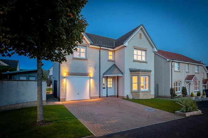 4 Bedroom Detached House For Sale In Hillend Road, Winchburgh, EH52
