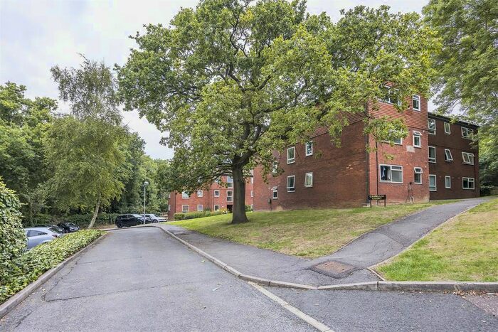 2 Bedroom Flat To Rent In Bridle Path, Woodford Green, IG8