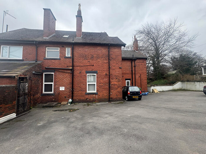 5 Bedroom Semi-Detached House For Sale In Elland Road, Churwell, LS27