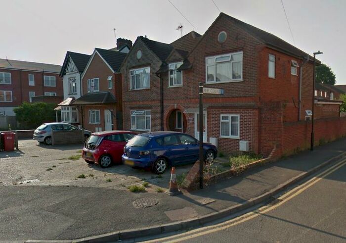 3 Bedroom Semi-Detached House To Rent In Farnham Road Area, Slough, SL1