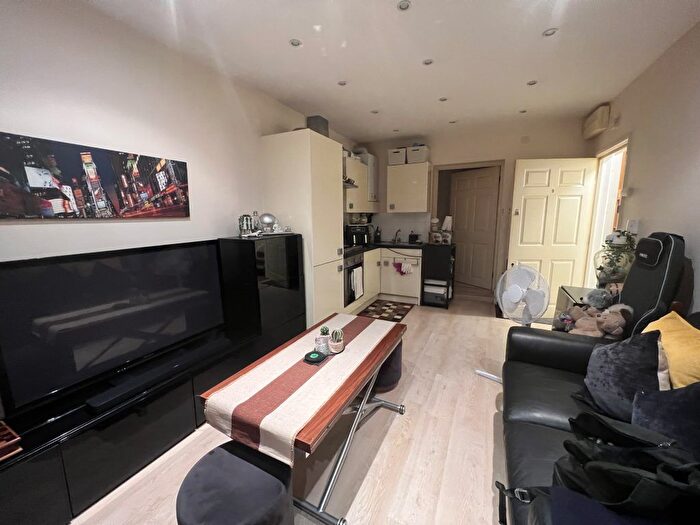 Studio To Rent In Finchley Road, London, NW11