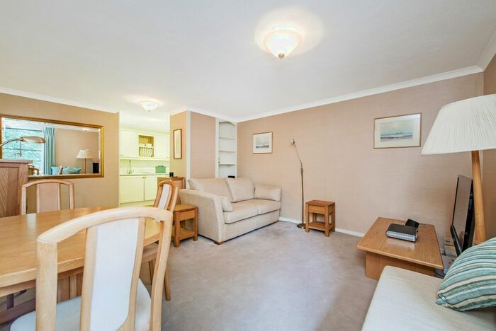 1 Bedroom Flat To Rent In Queensborough Terrace, London, W2