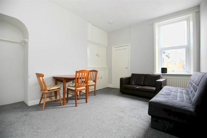 3 Bedroom Flat To Rent In Hazelwood Avenue, Jesmond, Newcastle Upon Tyne NE2