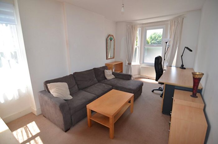 1 Bedroom Flat To Rent In Chertsey Road, London, E11